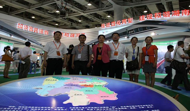 三民重科李校民(左二)在湖南展馆现场图